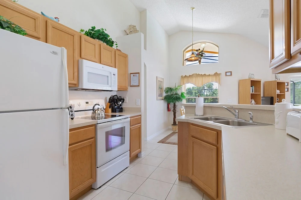 Waterside Villa - Family 4 bed Emerald Island Resort pool home thats close to Disney World