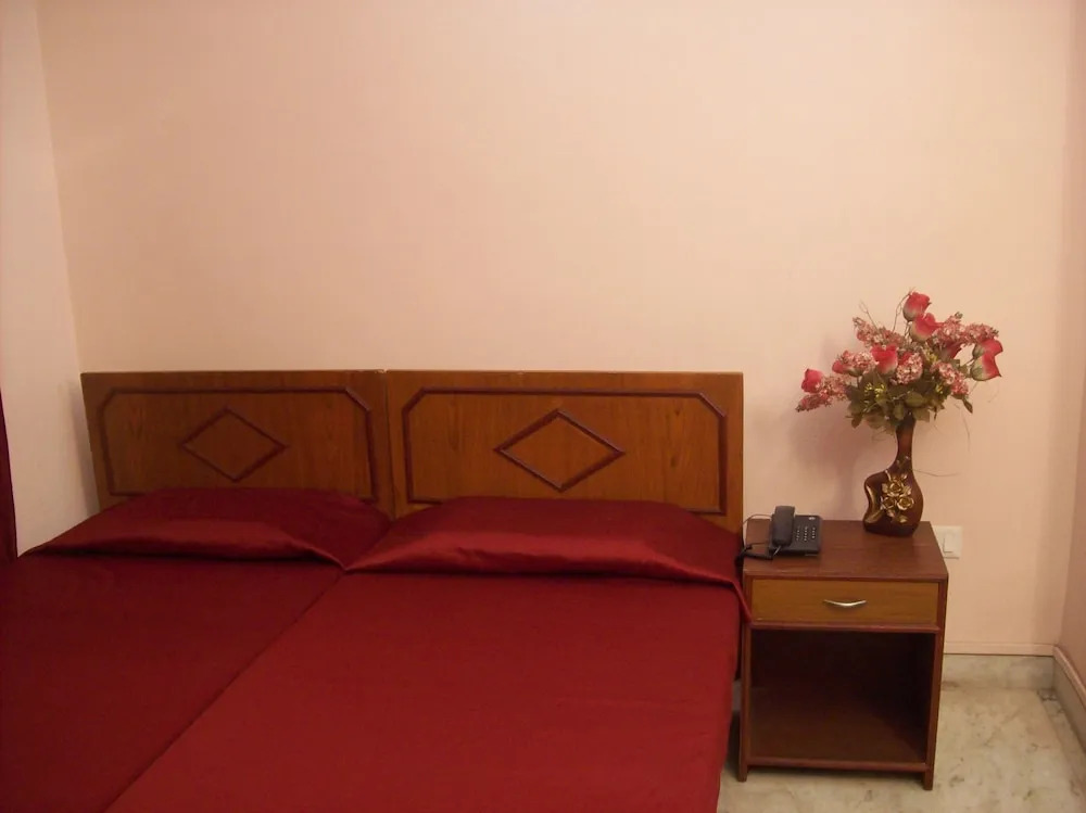 Malik Court by OYO Rooms