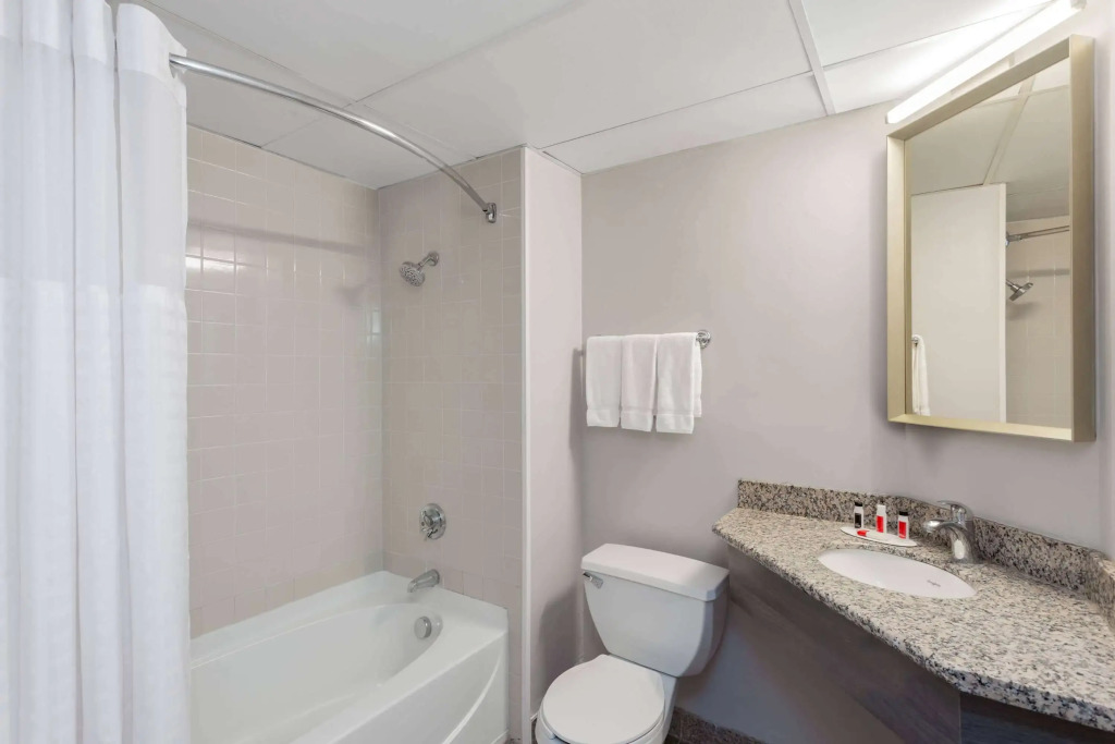 Ramada by Wyndham Hartford North - Bradley Airport