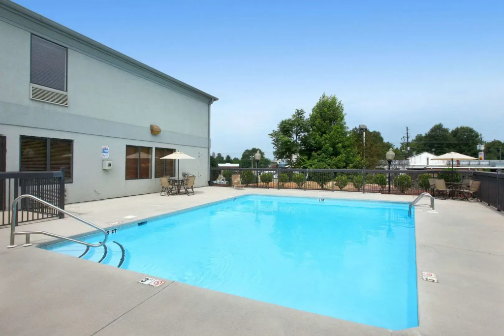 Days Inn Louisburg