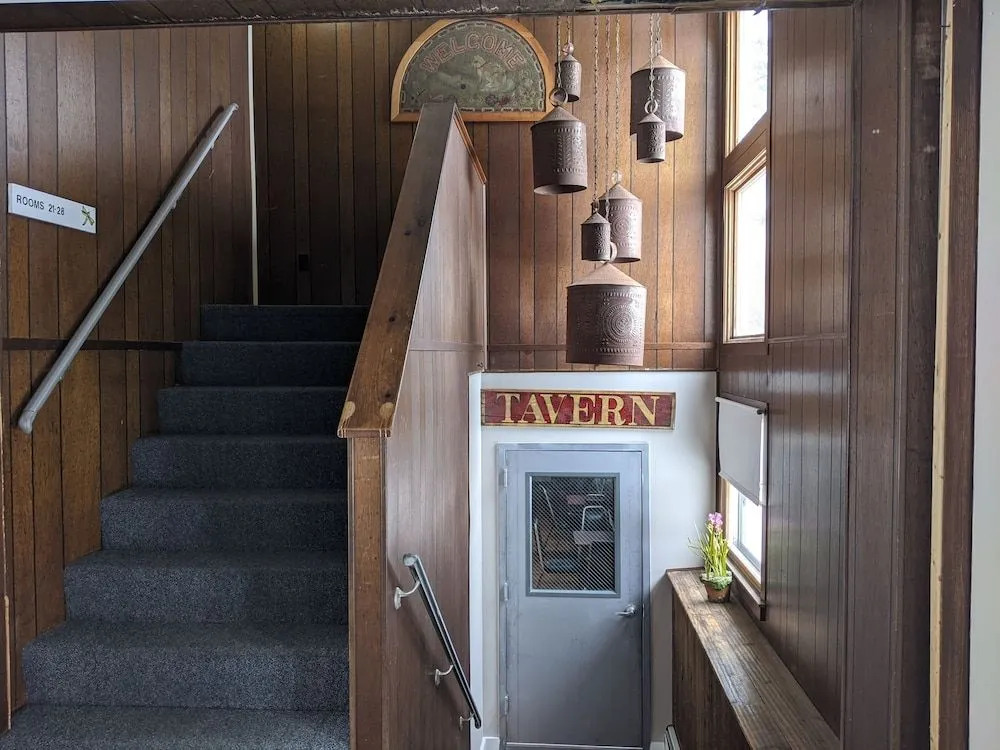 Lake Shore Farm Inn