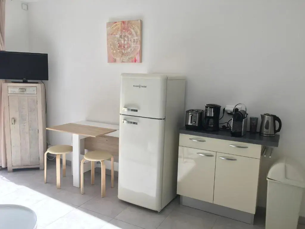 Studio cabine ensoleillé en plein centre ville dans résidence avec piscine