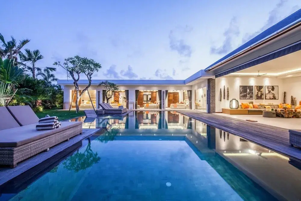 Splendid 6BR Villa, Just 400m to Finns Beach