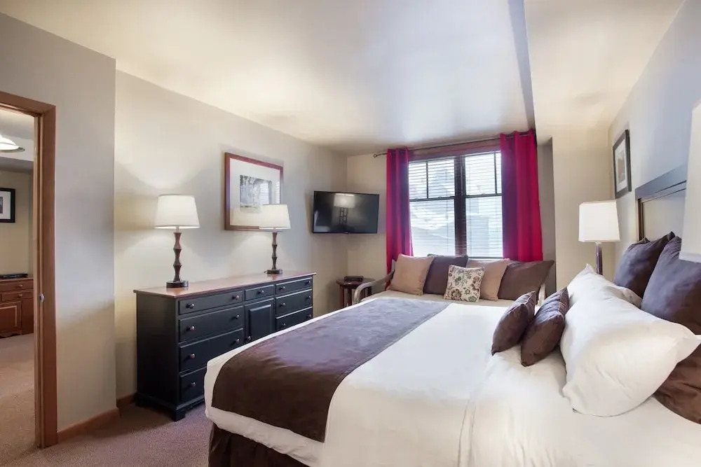 Zephyr Mountain Ski-In Ski-Out Condo