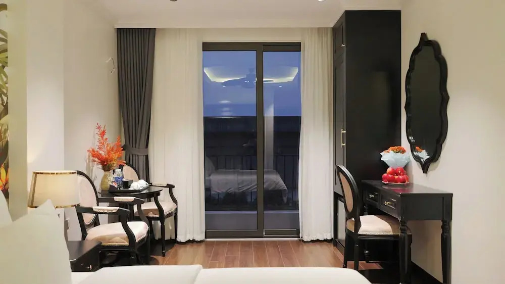 Royal Hotel - Trinh Van Bo, Nam Tu Liem
