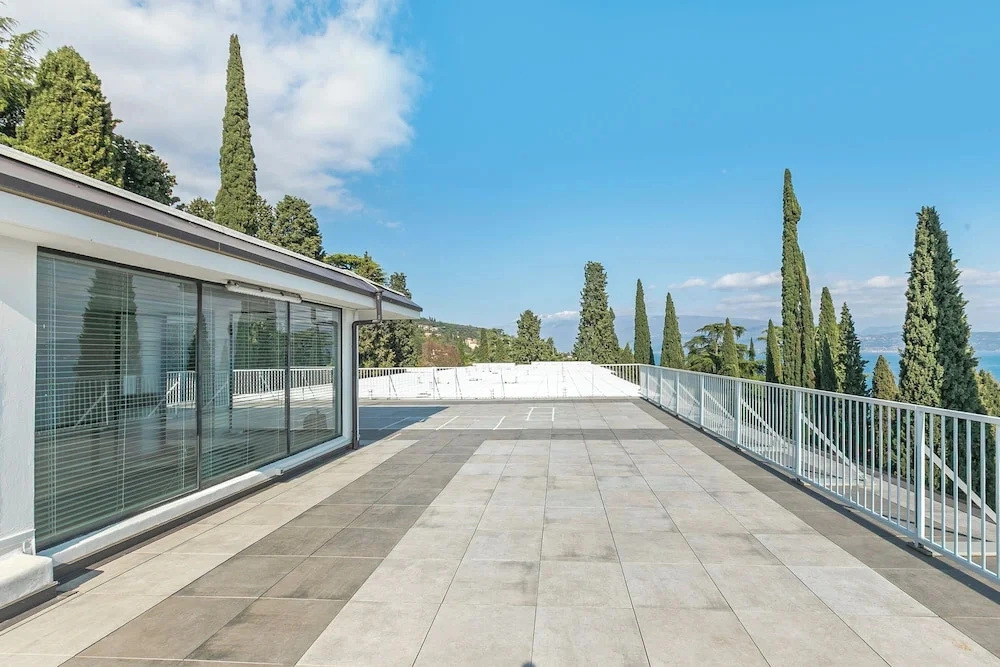 Luxury Apt 402 With Pool & Lake View