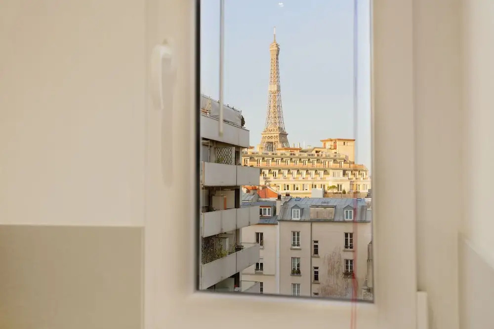 Eiffel Tower View Private Apartment