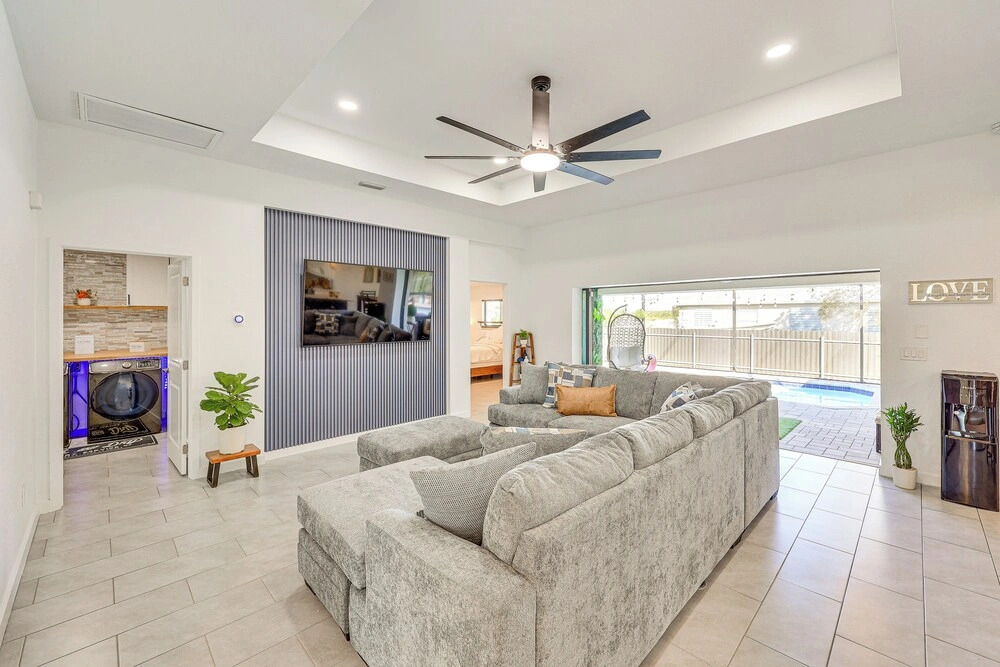 Poolside Oasis & Outdoor Kitchen: Cape Coral Home