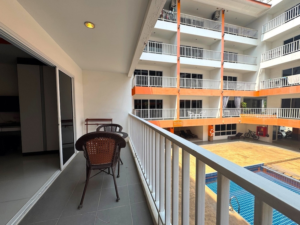 Pool-view Studio With Balcony - New Nordic VIP 4, Pratumnak