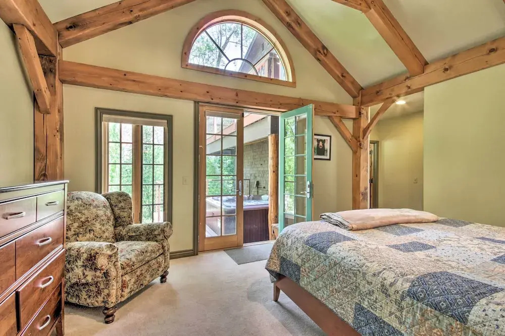 Rivers Edge Mtn Home: Private Hot Tub & Views