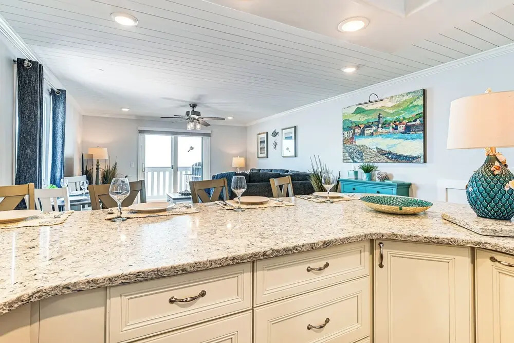 On-the-beach Escape: Oceanfront in Surfside!