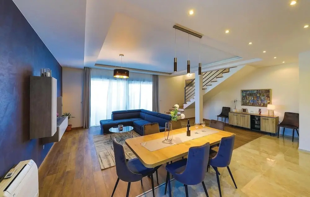 Nice Home in Kastel Luksic With 5 Bedrooms, Wifi and Outdoor Swimming Pool