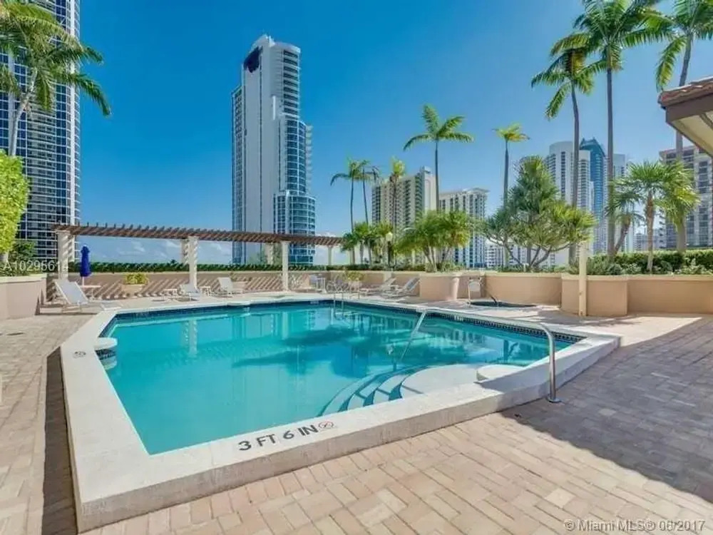 Beautiful Asian Retreat 2bd/2bth Apt. min to Beach