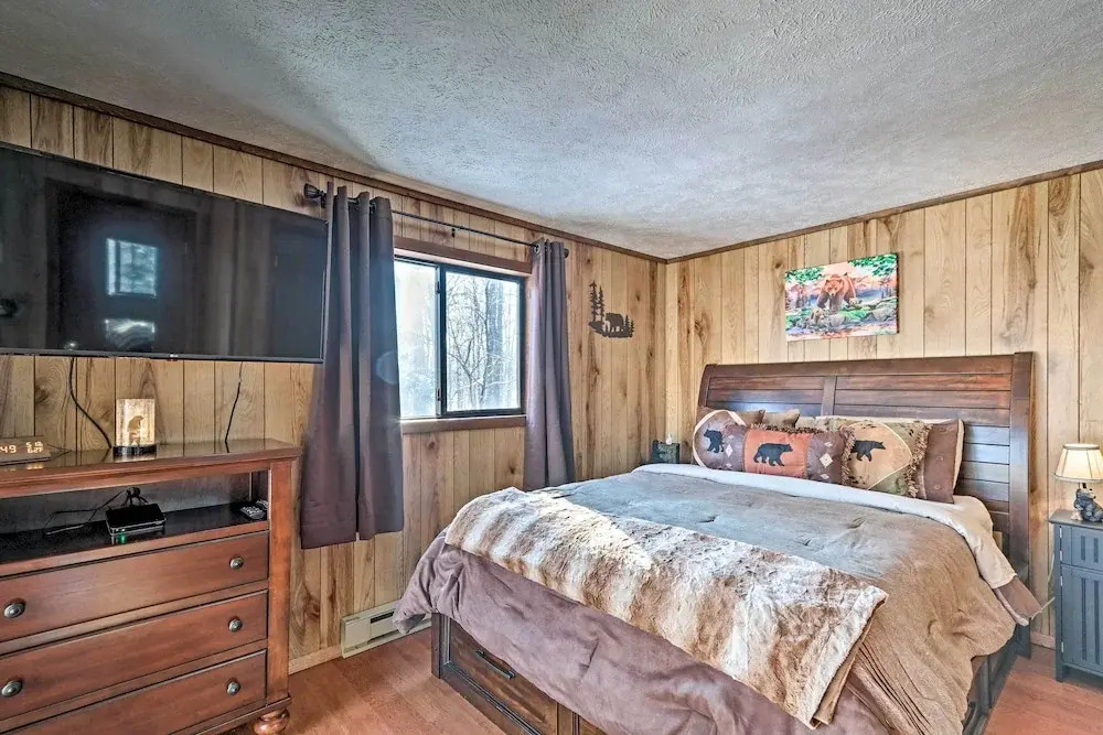 Cozy Bear Den Cabin Game Room & Golf Cart