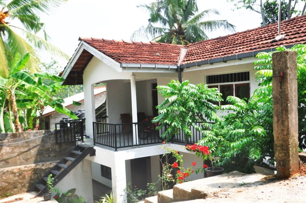Nade Villas Unawatuna