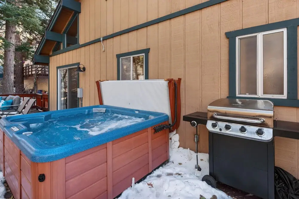 Alpine Retreat Cali Bear - A Forest Escape Complete With Hot Tub And Forest Views! 2 Bedroom Cabin