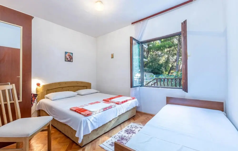 Stunning Apartment in Marusici With 2 Bedrooms and Wifi