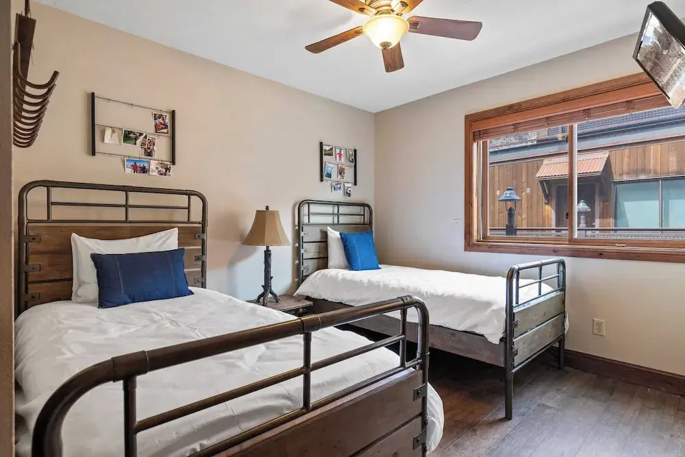 Ghostriders 11 by Avantstay Top Floor Condo w/ Large Patio & Mountain Views!