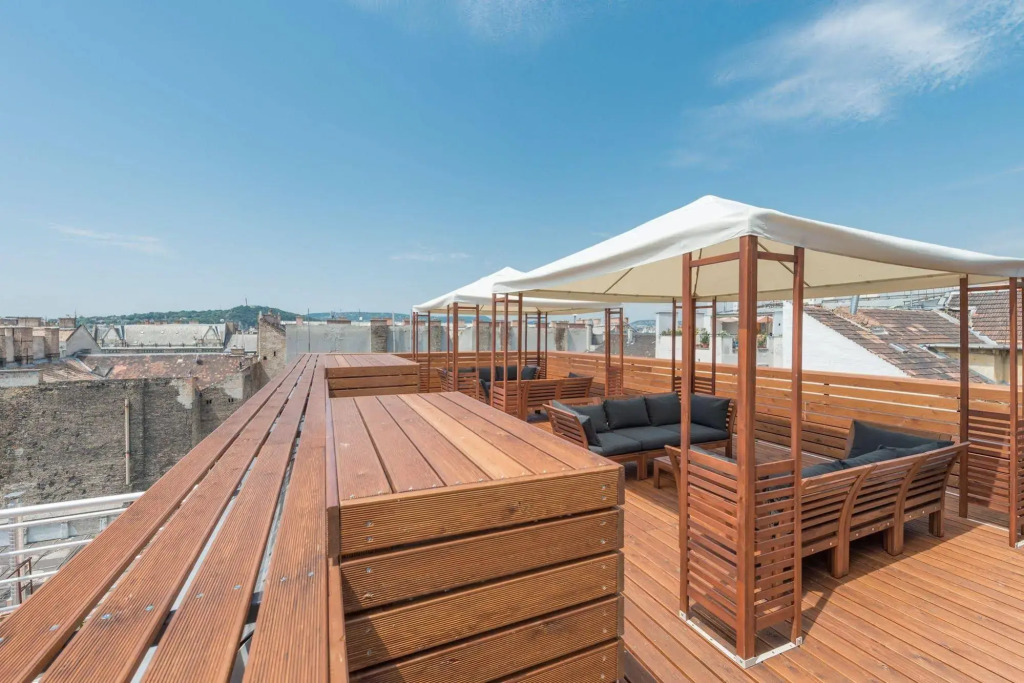 Corvin Plaza Apartments & Suites