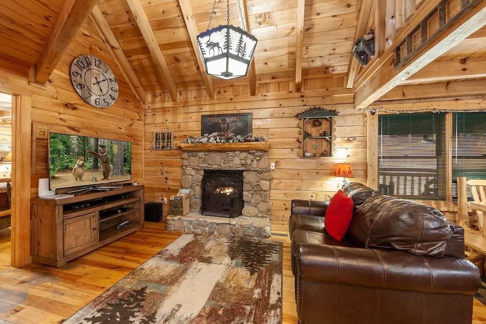 Moose Tracks 3 Bedroom Cabin by RedAwning