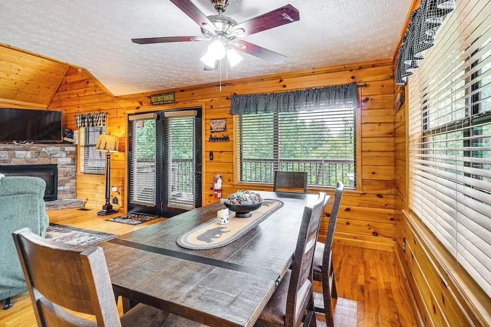 2 Mi to Dollywood: Mtn Cabin w/ Pool Access!