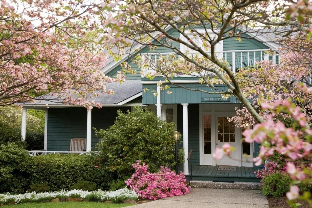 1906 Pine Crest Inn