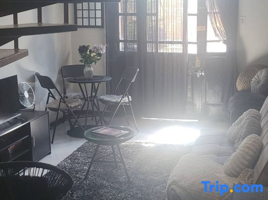 Wonderland Art House 2BR Loft Melville Walk to 7th with Secure Parking