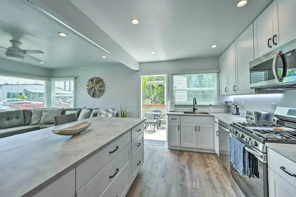 Mod San Diego Apt w/ Patio - Walk to Harbor!