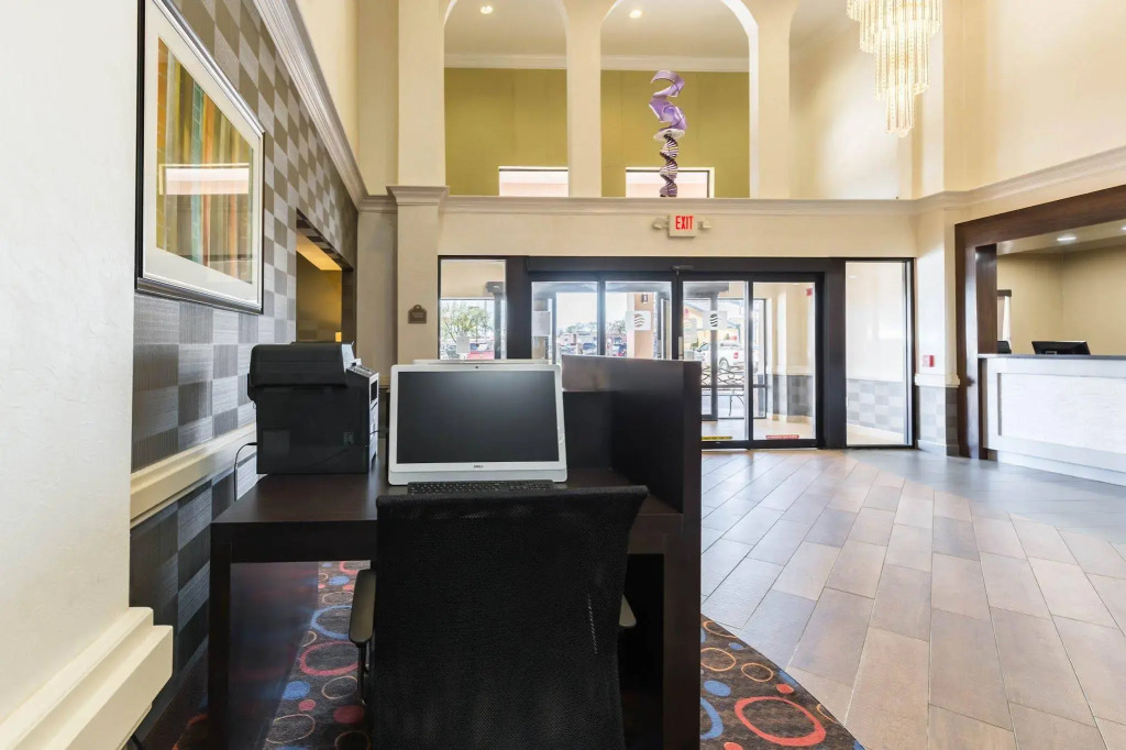 Econo Lodge Inn & Suites East Houston I-10