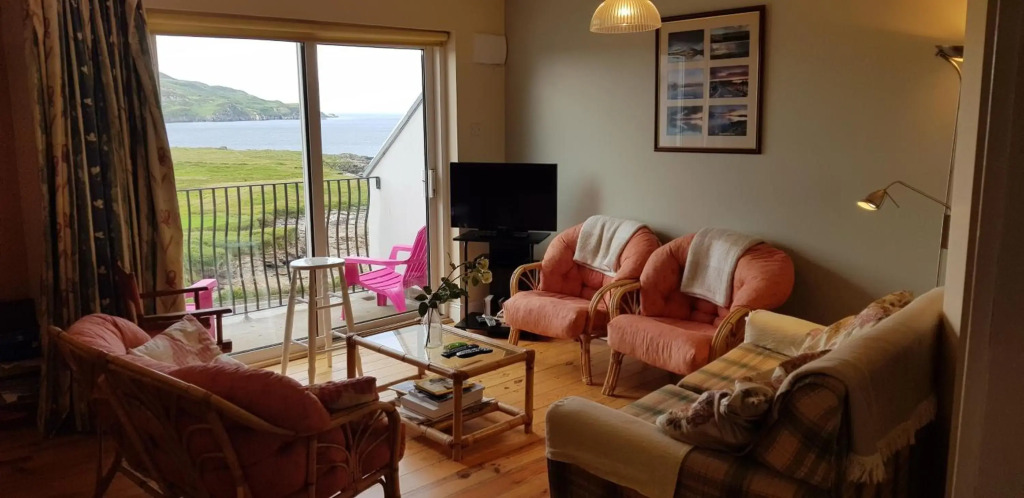 Beautiful 3 Bed Apartment with Balcony Sea View