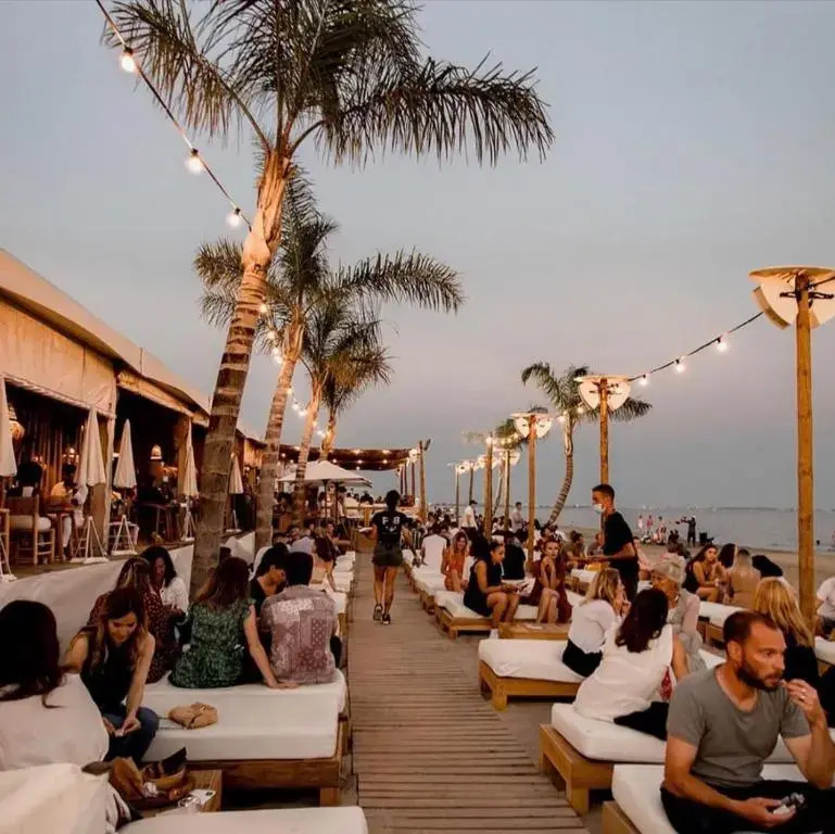 studio LES PIEDS DANS L'EAU situé 150m de la plage -avec PARKING GRATUIT PRIVE - 25m2 - climatisé - balcon - wifi gratuit
