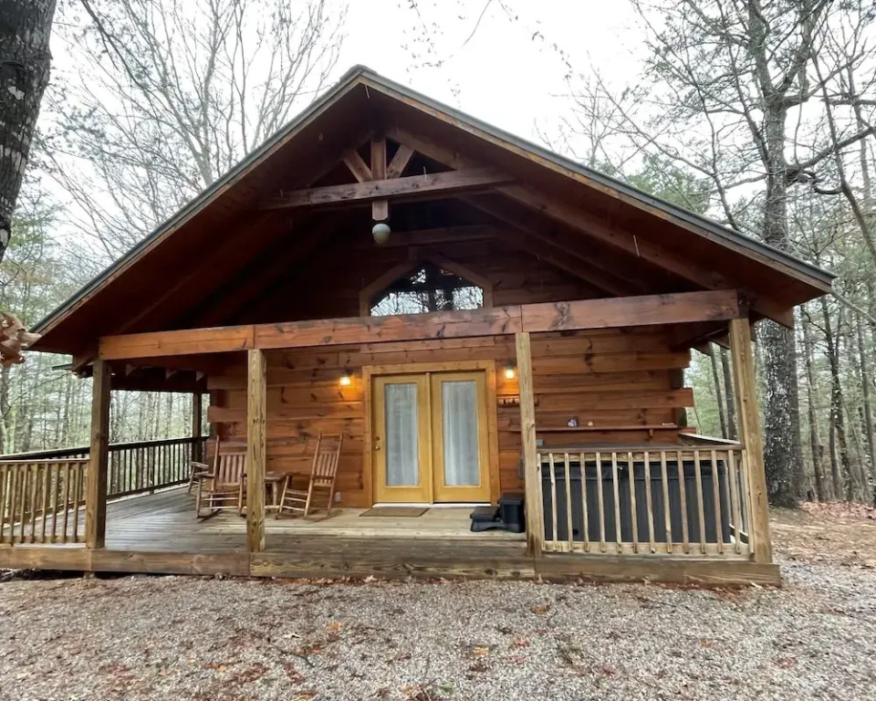 Romantic, pet friendly cabin with private hot tub, washer/dryer and full kitchen Studio Cabin by RedAwning
