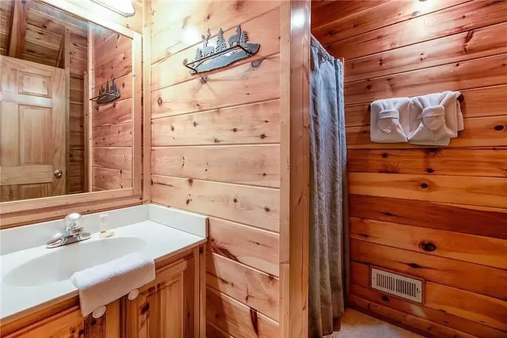 Holly Berry 4 Bedroom Home with Hot Tub