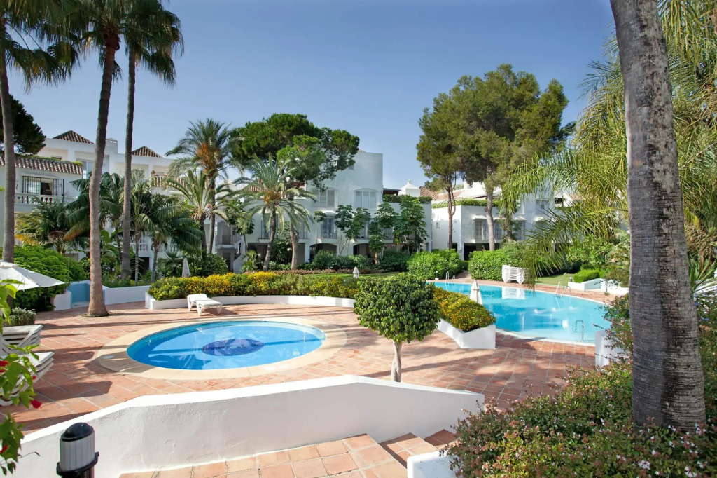 White Pearl Beach J4