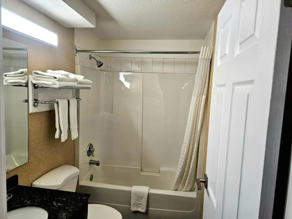 Rodeway Inn & Suites