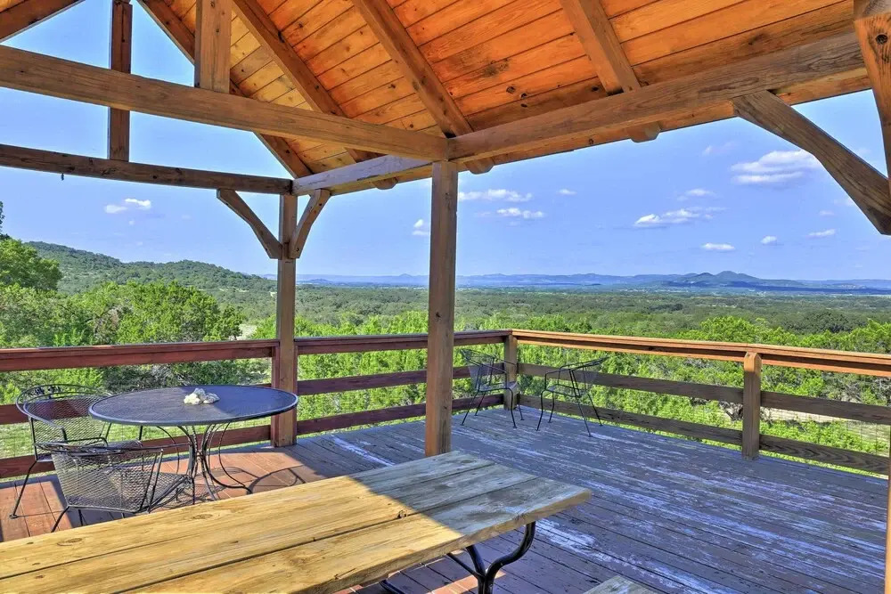 Quiet Utopia Cabin w/ Deck & Mountain Views!