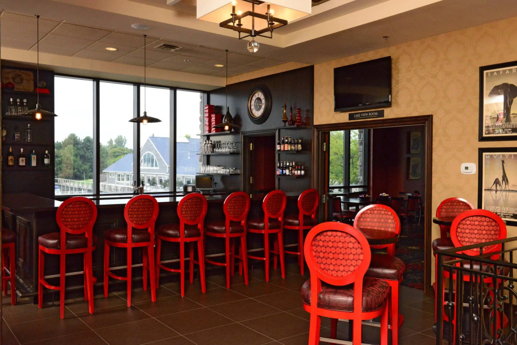 Shoreline Inn & Conference Center, an Ascend Collection Hotel