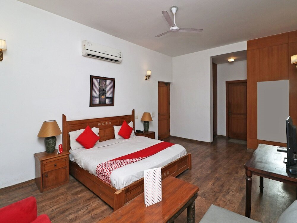 FabHotel Pearl Villas Sector 31