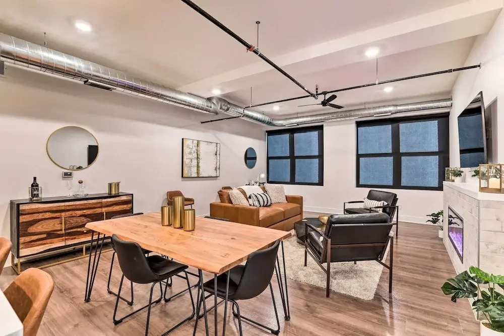 Walk to UNL Campus: Dtwn Lincoln Loft Apt!