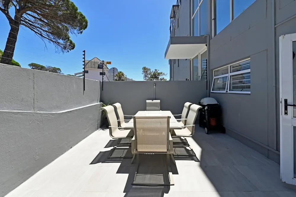 Spacious One Bed Table Mountain Views