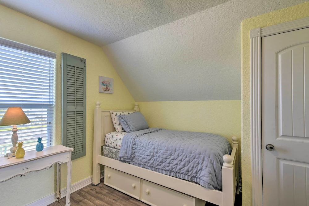2 Blocks to Gulf: Surfside Beach Family Home!