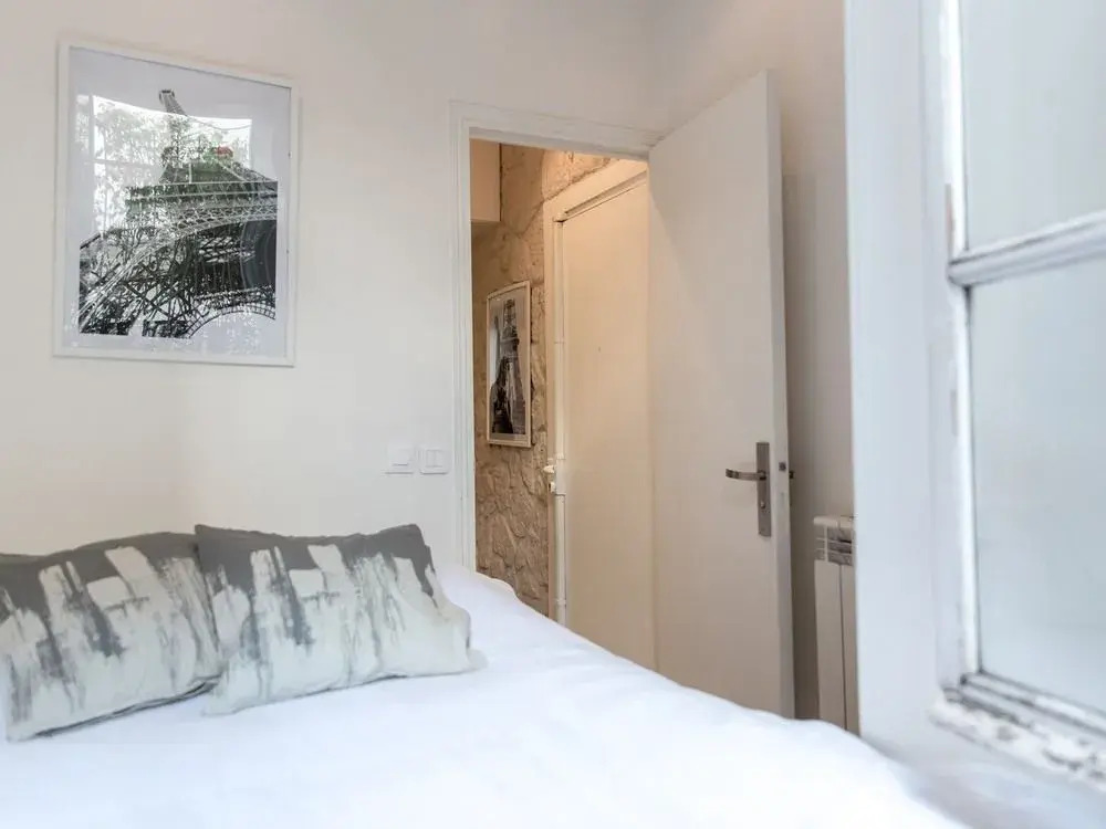 Montmartre Apartments Leo Ferre