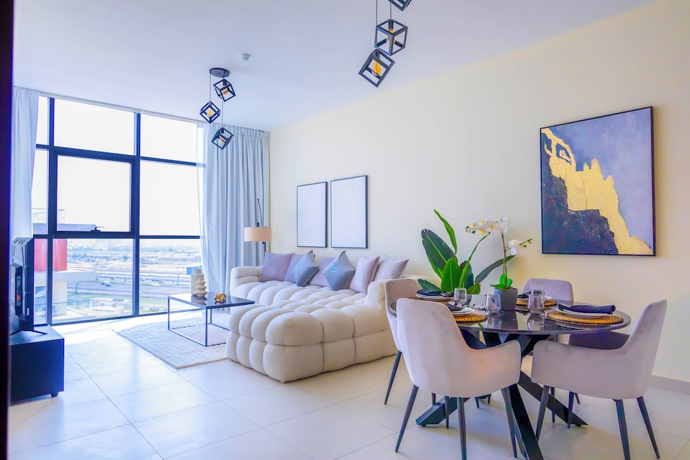 Bloomfields 1BR Canal The View Raha