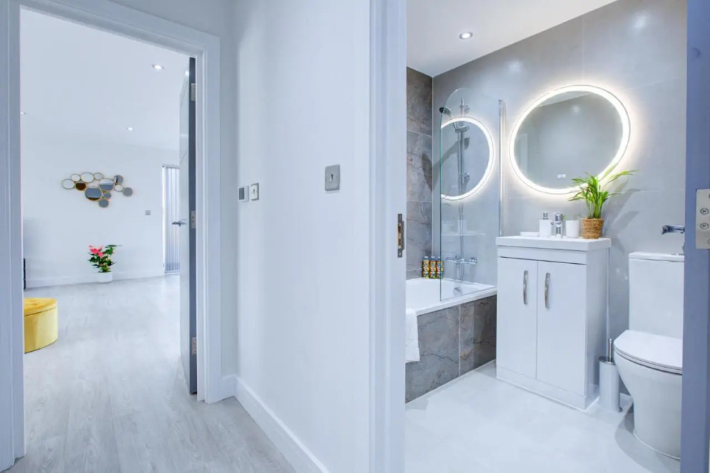 Hybrid Resi - Uxbridge, On-site CAR or VAN parking, near London Heathrow Airport