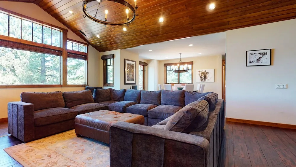 Graystone 2110 5-Star Luxury House with Private Jacuzzi and Double Garage by RedAwning