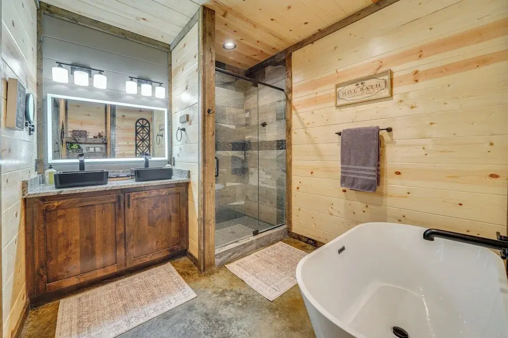 Upscale Broken Bow Cabin: Hot Tub & Fishing Pond!