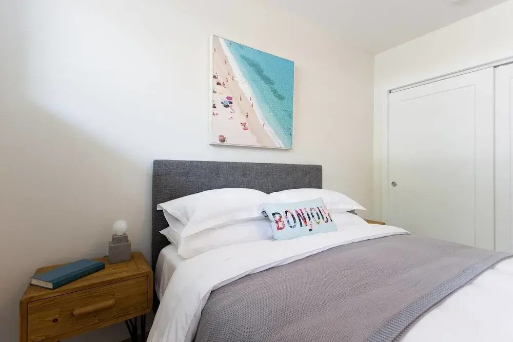 Perfect 2 Bdr, 2 Bath Landing for the Family