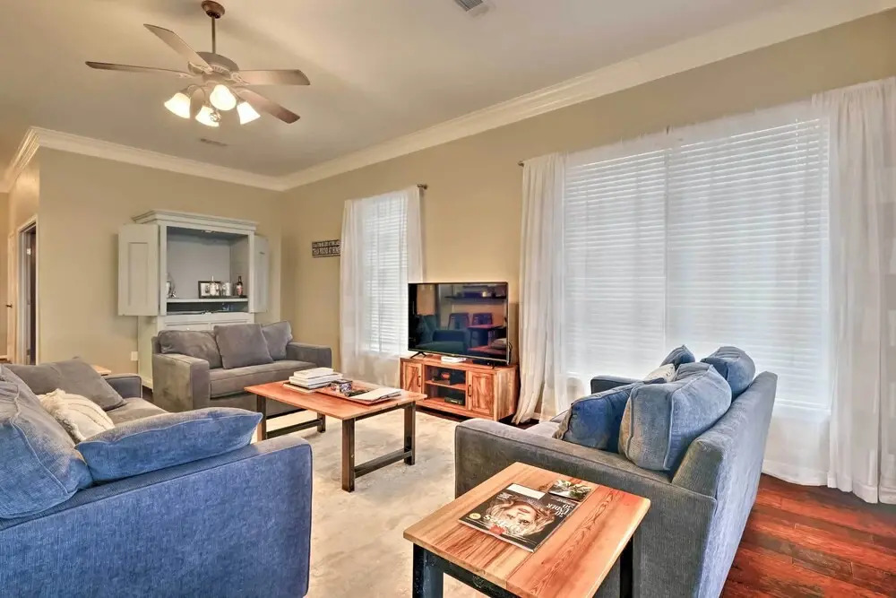 Waterfront Lake Conroe Getaway w/ Multiple Decks