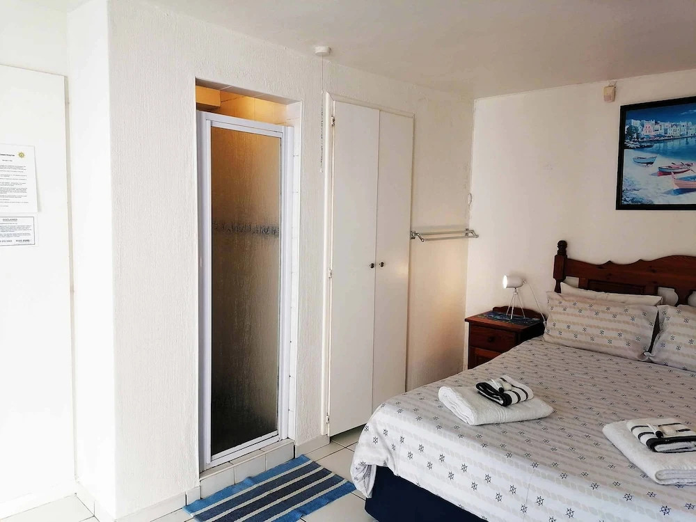 Boathouse Bed & Biscuit - Lower Deck