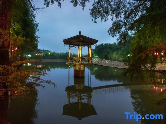 Wolong Riverside Manor